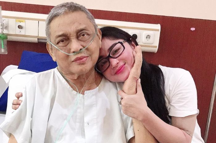 Jenazah Ayahanda Dewi Perssik Akan Dimakamkan di Jember Besok