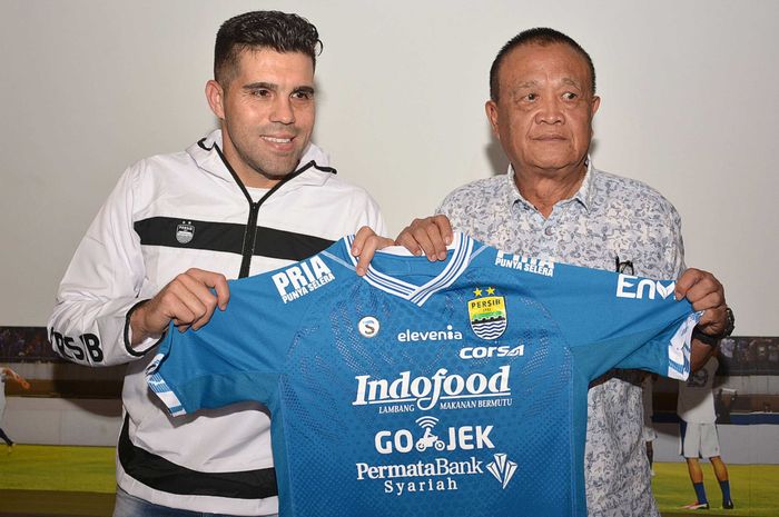 Fabiano Beltrame (kiri) Diperkenalkan oleh Manajemen Persib Bandung sebagai Rekrutan Anyar Mereka di Graha Persib, Sabtu (23/3/2019).