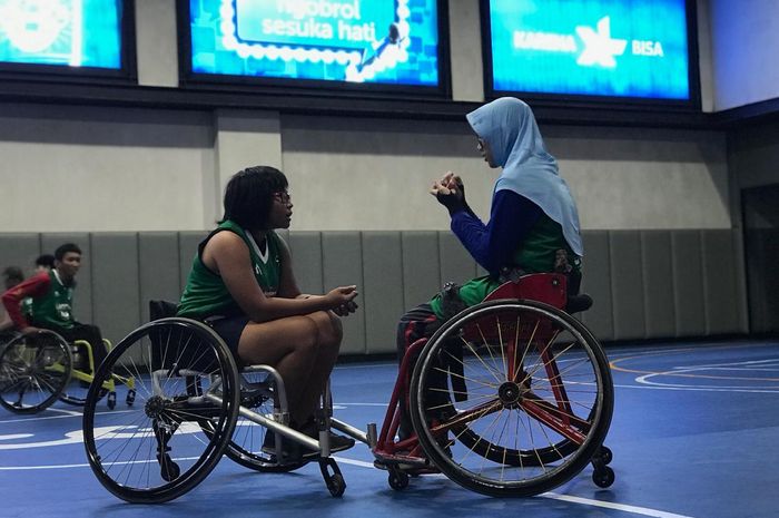 Dua pemain tim basket kursi roda putri Indonesia menjalani sesi latihan