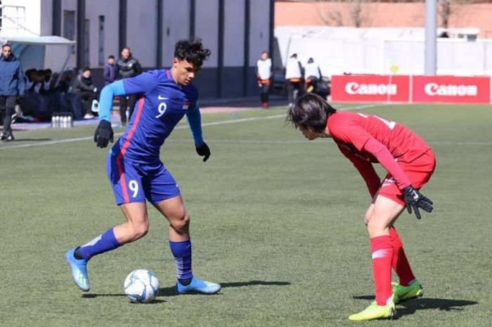 Aksi pemain timnas U-23 Singapura, Ikhsan Fandi (9) memcoba melewati pilar timnas U-23 Korea Utara pada laga kedua Grup G Kualifikasi Piala Asia U-23 2020 di Ulaanbaatar, Mongolia, 24 Maret 2019.