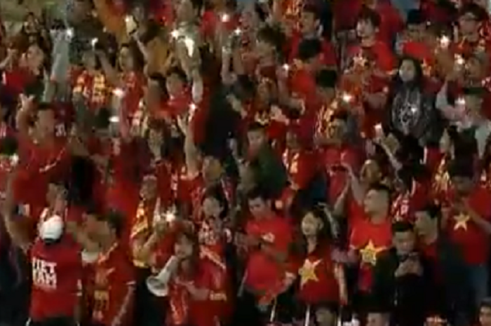 Fan Vietnam memberikan dukungan semangat ke timnya dengan menyalakan lampu berbentuk bintang.