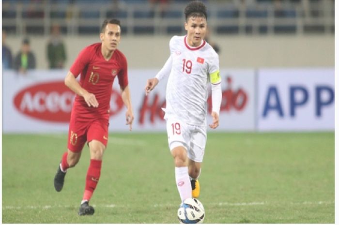 Striker Timnas U-23 Indonesia Egy Maulana Vikri tampak keteteran mengejar kaptan Timnas U-23 Vietnam Nguyen Quang Hai dalam duel Grup K Kualifikasi Piala Asia U-23 2020 di Stadion Nasional My Dinh, Hanoi, Vietnam, Minggu (24/3/2019) malam WIB.