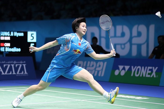 Pebulu tangkis tunggal putri China, He Bingjiao, saat berhadapan dengan Sung Ji-hyun (Korea Selatan) pada Dubai World Superseries Finals 2016, di Dubai, Uni Emirat Arab.
