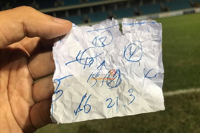 Kertas yang dititipkan Pelati Vietnam Park Hang-seo pada Tran Danh Trung untuk Quang Hai saat laga melawan Timnas U-23 Indonesia di Stadion My Dinh, Minggu (24/3/2019).