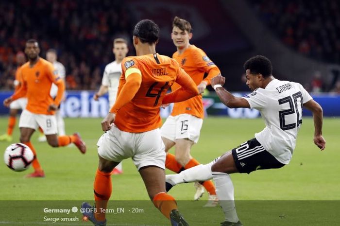 Striker timnas Jerman, Serge Gnabry, mencetak gol ke gawang timnas Belanda dalam laga Grup C Kualifikasi Piala Eropa 2020 di Stadion Cruijff ArenA, Minggu (24/3/2019).