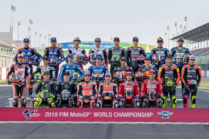 Para pembalap MotoGP yang bersaing pada MotoGP 2019 berpose sebelum menjalani balapan GP Qatar .