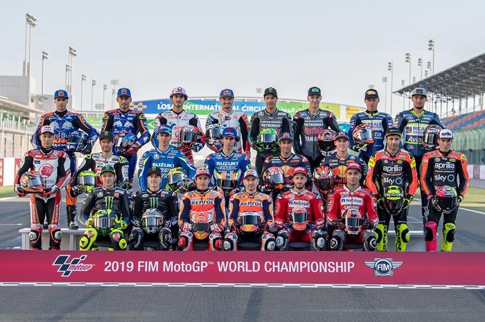 Para pembalap MotoGP yang bersaing pada MotoGP 2019 berpose sebelum menjalani balapan GP Qatar .