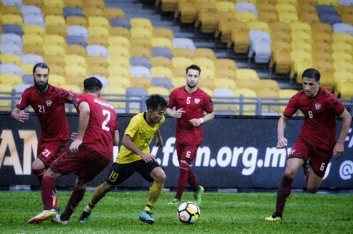 Aksi pemain mungil timnas Malaysia, Faiz Nair di antara empat pilar timnas Afghanistan pada laga perebutan posisi tiga Airmarine Cup 2019 di Stadion Nasional Bukit Jalil, Kuala Lumpur, 23 Maret 2019. 
