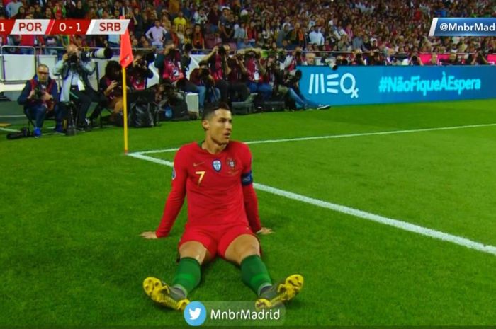 Ekspresi megabintang timnas Portugal, Cristiano Ronaldo, dalam laga Grup B Kualifikasi Piala Eropa 2020 melawan timnas Serbia di Estadio do Sport Lisboa e Benfica, Senin (25/3/2019).