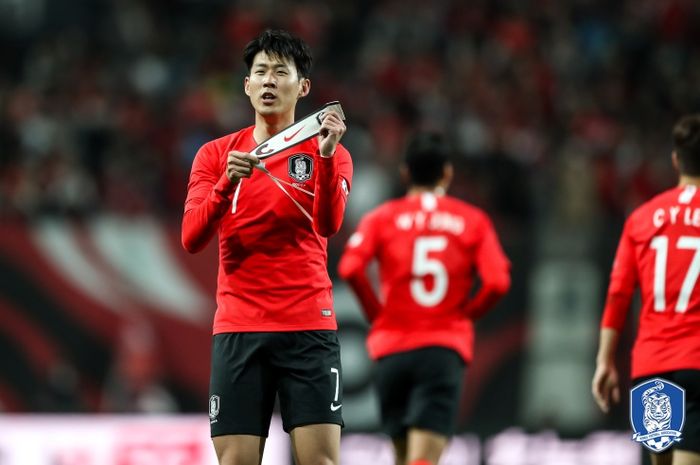 Penyerang sekaligus kapten timnas Korsel, Son Heung-min seusai menjamu timnas Kolombia pada uji coba di Stadion Seoul World Cup, 26 Maret 2019.