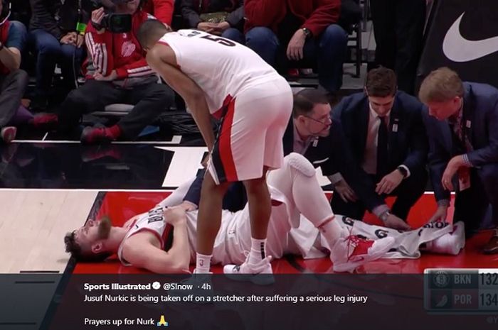 Momen saat Jusuf Nurkic (Portland Trail Blazers) mendapat penanganan medis usai mendapat cedera horor pada laga lanjutan NBA 2018/19, Selasa (26/3/2019) siang WIB.