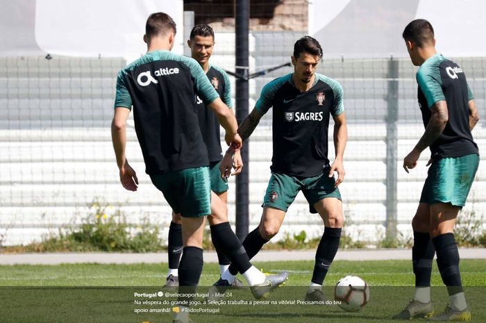 Megabintang timnas Portugal, Cristiano Ronaldo (kedua dari kiri), menjalani sesi latihan.