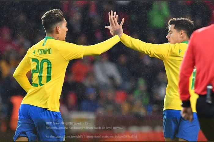 Roberto Firmino (kiri) merayakan gol timnas Brasil bersama Philippe Coutinho.