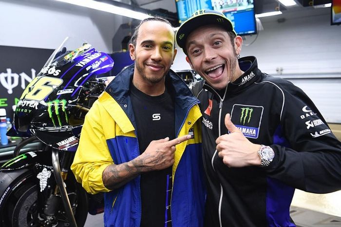 Valentino Rossi berpose dengan pebalap F1 Lewis Hamilton saat berada di Sirkuit Losail, Qatar. Foto ini diunggah Rossi di akun Instagram resminya, @valeyellow46, 11 Maret 2019.