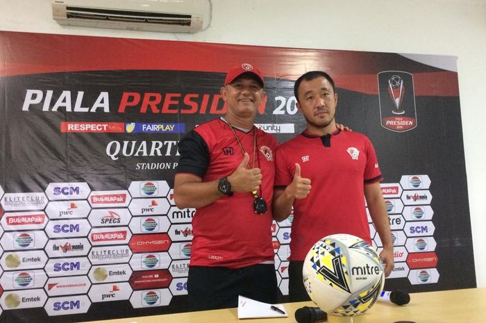 Pelatih Kalteng Putra, Gomes de Oliviera, bersama Yoo Hyun-koo.