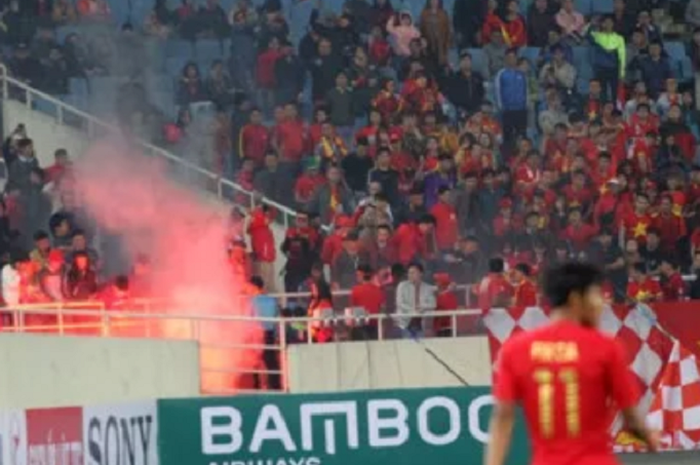 Fan Vietnam menyalakan flare saat timnya bertemu timnas U-23 Indonesia di Kualifikasi Piala Asia U-23 2020