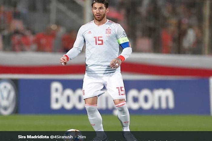 Bek timnas Spanyol, Sergio Ramos, menggiring bola dalam pertandingan melawan Malta pada Kualifikasi Piala Eropa 2020 di Stadion Ta'Qali, Malta, 26 Maret 2020.