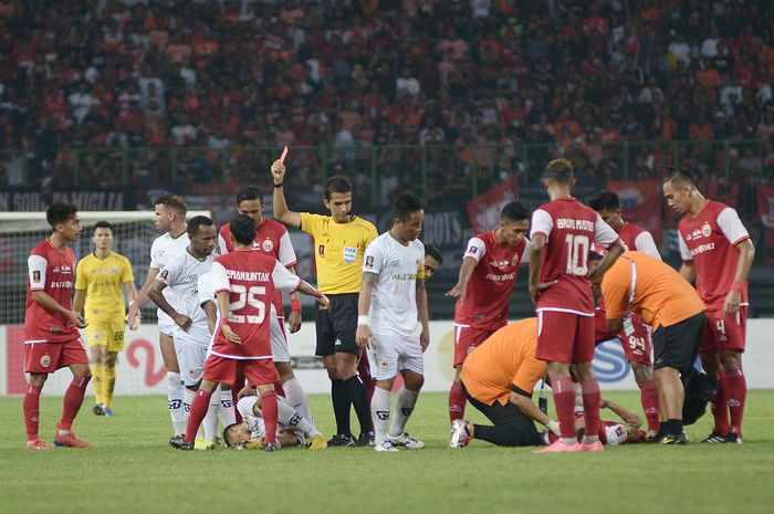 Pemain Persija Jakarta saat bertanding dalam laga 8 besar Piala Presiden 2019 melawan Kalteng Putra di Stadion Patriot, Bekasi, Jawa Barat (28/3/2019) Kalteng Putra menang dengan skor 4-5 melalui adu pinalti. Feri Setiawan/Super Ball 