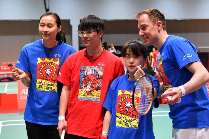 Mantan pebulu tangkis tunggal putri China, Wang Yihan ,(paling kiri) dan mantan tunggal putra Denmark, Peter Gade, (paling kanan) berpose dengan peserta Special Olympics World Games  2019di Abu Dhabi, 21 Maret.