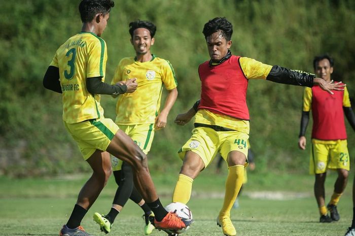 Para pemain Bogor FC sedang menjalani latihan.