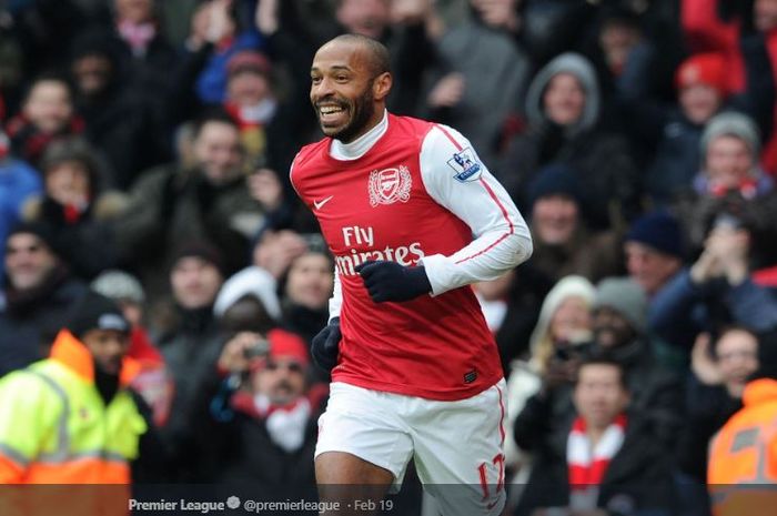 Penyerang Legendaris Arsenal, Thierry Henry, mencetak gol roket melawan Manchester United pada pekan ke-30 Liga Inggris musim 2003-2004 di Stadion Highbury.