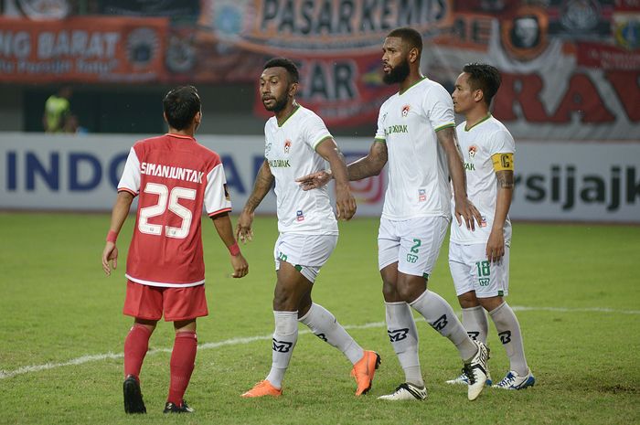 Pemain Persija Jakarta, Rico Simanjutak bersama Pemain Kalteng Putra, Patrich Wanggai bersitegan dalam laga 8 besar Piala Presiden 2019 di Stadion Patriot, Bekasi, Jawa Barat (28/3/2019) Kalteng Putra menang dengan skor 4-5 melalui adu penalti.