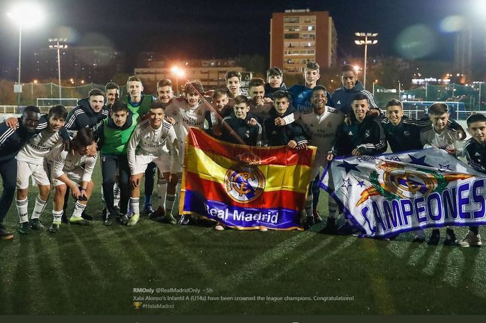 Tim Real Madrid Infantil A merayakan gelar juara dalam asuhan Xabi Alonso.