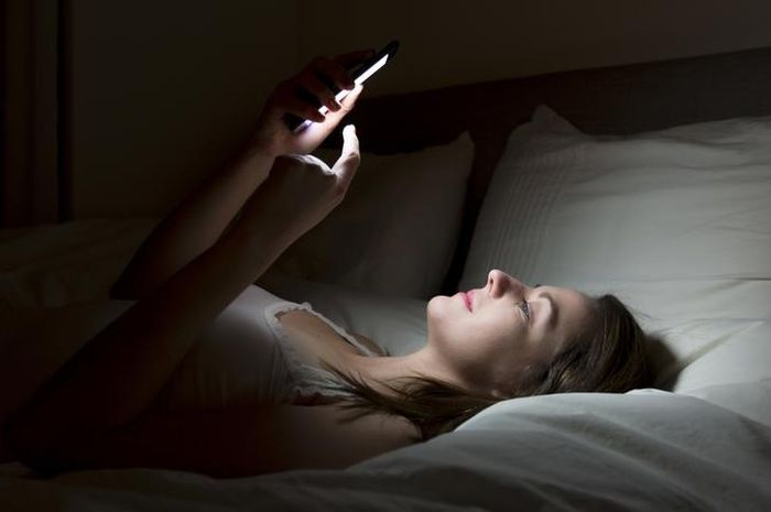 Hati-Hati 4 Perubahan Mengerikan Pada Tubuh ini Mengintaimu Jika Sering Main Ponsel Sebelum Tidur, Salah Satunya Bisa Buta - Semua Halaman - Hype