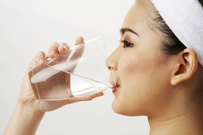 Hanya dengan Rajin Minum Air Putih 3 Liter Sehari, Wajah Wanita Ini  Terlihat Jadi 10 Tahun Lebih Muda! - Semua Halaman - Suar