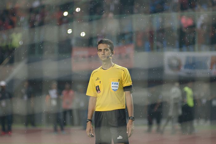 Wasit Thoriq Munir Alkatiri saat memimpin jalannya pertandingan antara Persija Jakarta melawan Kalteng Putra dalam laga 8 besar Piala Presiden 2019 di Stadion Patriot, Bekasi, Jawa Barat (28/3/2019)