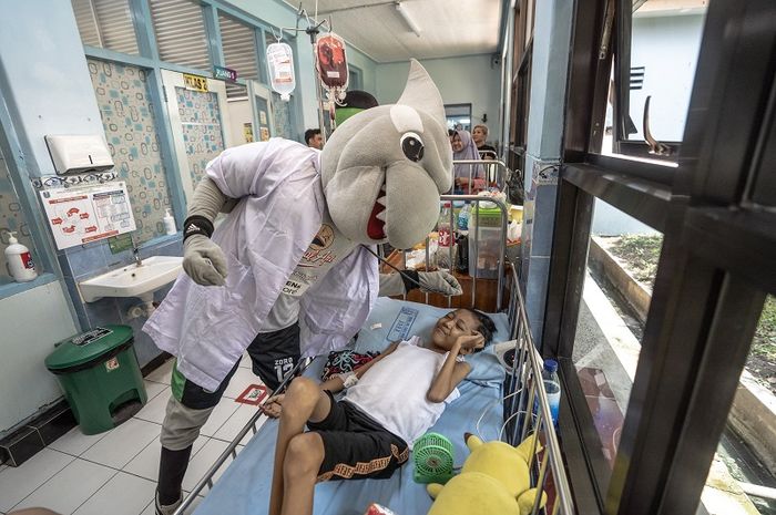 Maskot Persebaya  Surabaya, Jojo dan Zoro, membagikan boneka gratis ke anak penderita kanker. 