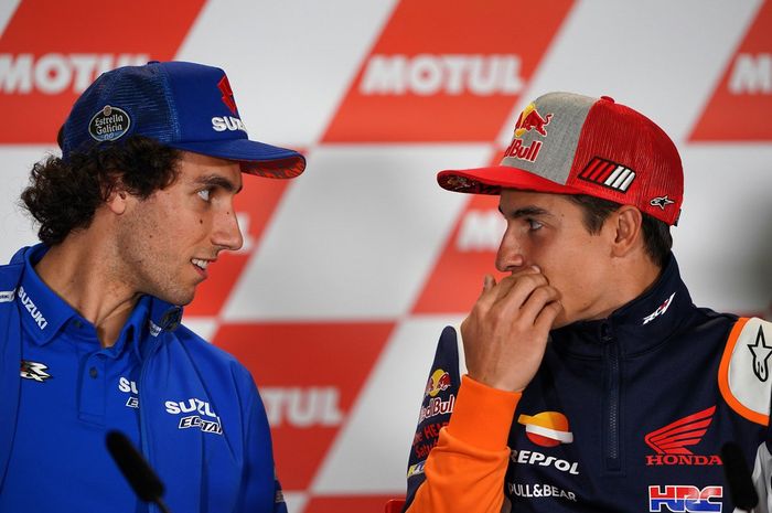 Alex Rins sedang berbicara dengan Marc Marquez di sesi konferensi pers jelan MotoGP Argentina 2019.