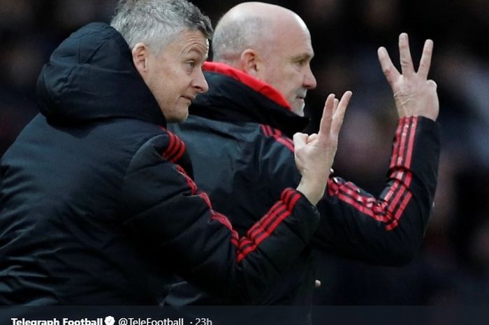 Pelatih Manchester United, Ole Gunnar Solskjaer didampaingi asistennya Mike Phelan