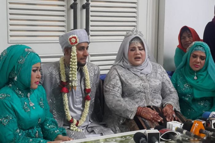 Elvy Sukaesih menemani putrinya, Dhawiya Zaida, yang menikah dengan Muhammad di Al Jazerra Restaurant Polonia, Jatinegara, Jakarta Timur pada Jumat (29/3/2019).