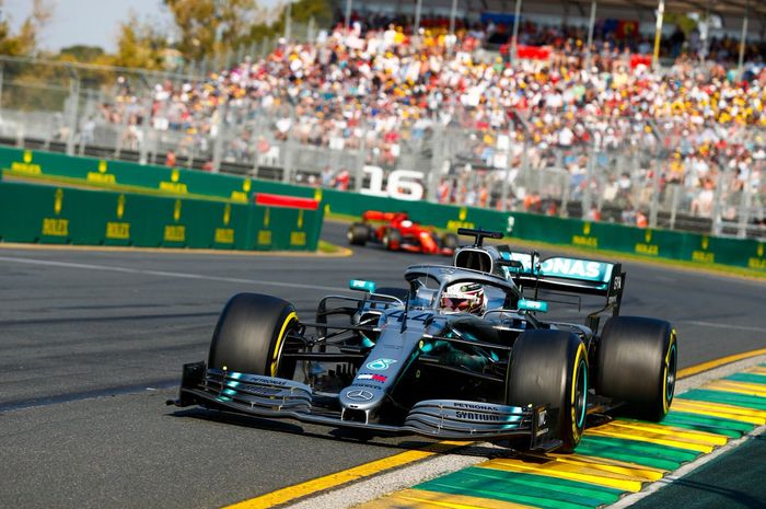 Lewis Hamilton (Mercedes) saat tampil pada sesi FP1 F1 GP Bahrain 2019 yang dihelat pada Jumat (29/3/2019).
