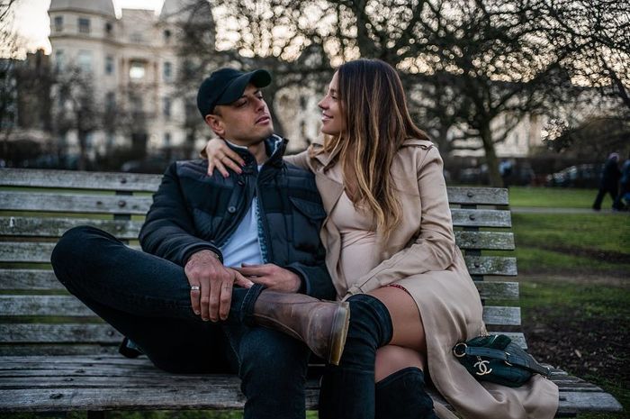 Javier Hernandez (kiri) bersama istrinya yang bernama Sarah Kohan.