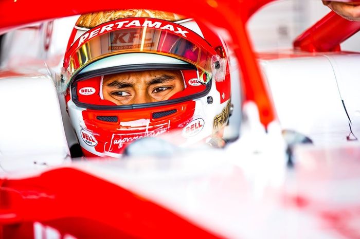 Sean Gelael saat berada dalam mobil tim Prema Racing untuk tampil pada salah satu sesi F2 GP Bahrain 2019