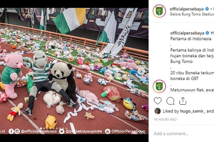 Aksi sosial Bonek Mania melempar boneka ke lapangan sebagai bentuk dukungan bagi penderita kanker, terutama anak-anak.