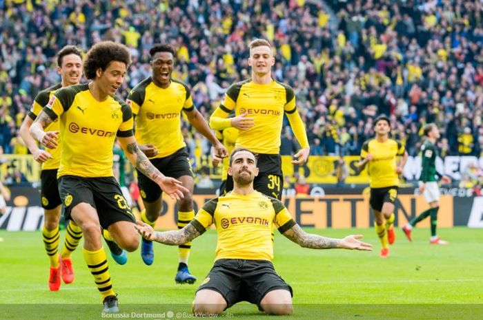 Striker Borussia Dortmund, Paco Alcacer (tengah) merayakan gol dalam laga pekan ke-27 Liga Jerman versus Wolfsburg di Stadion Signal Iduna Park, 30 Maret 2019.