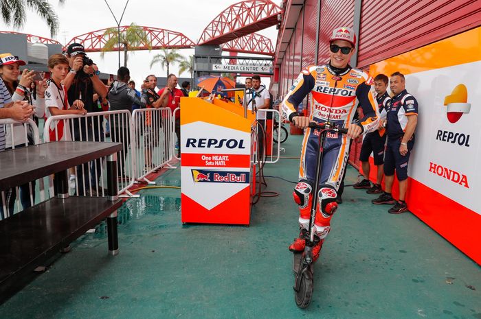 Pembalap Repsol Honda, Marc Marquez, berada di garasi saat sesi kualifikasi MotoGP Arentina di Sirkuit Termas de Rio Hondo, Sabtu (30/3/2019).