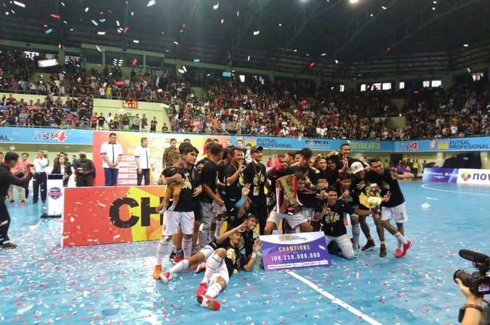 Vamos FC Mataram merayakan gelar juara Pro Futsal League 2019 di GOR Universitas Negeri Yogyakarta (UNY), Minggu (31/3/2019)