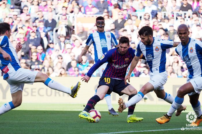 Aksi Lionel Messi saat Barcelona melawan Espanyol dalam lanjutan Liga Spanyol,  Sabtu (30/3/2019).