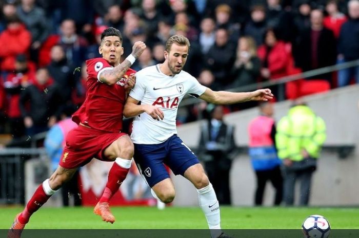 Striker Liverpool, Roberto Firmino terlibat  perebutan bola dengan Harry Kane