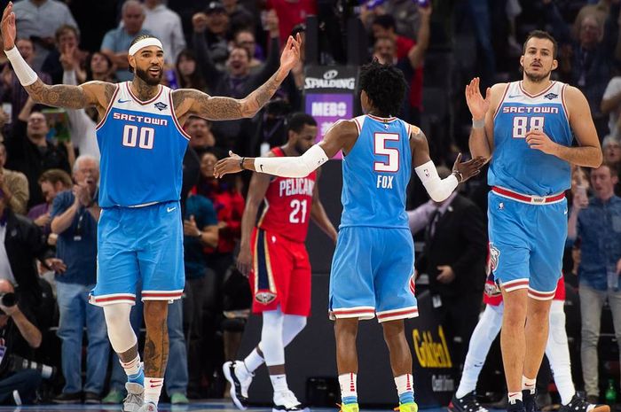Para pemain Sacramento Kings bereaksi saat menjalani pertandingan kontra New Orleans Pelicans pada musim reguler NBA 2018-2019.