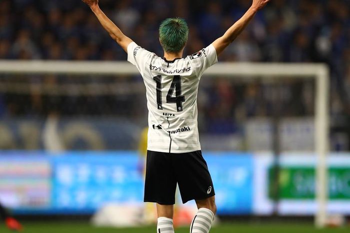 Pemain Vissel Kobe, Hirotaka Mita yang menggantikan David Villa saat timnya menang atas tuan rumah Gamba Osaka pada lanjutan Liga Jepang 1 2019 di Stadion Suita City Football, 30 Maret 2019.