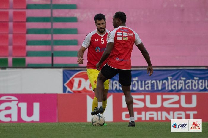 Duo bek asing PTT Rayong, Victor Cardozo (5) dan Victor Igbonefo menjalani pemanasan sebelum laga kontra tuan rumah Chainat Hornbill FC pada lanjutan pekan kelima Liga Thailand 1 2019, 31 Maret 2019. 