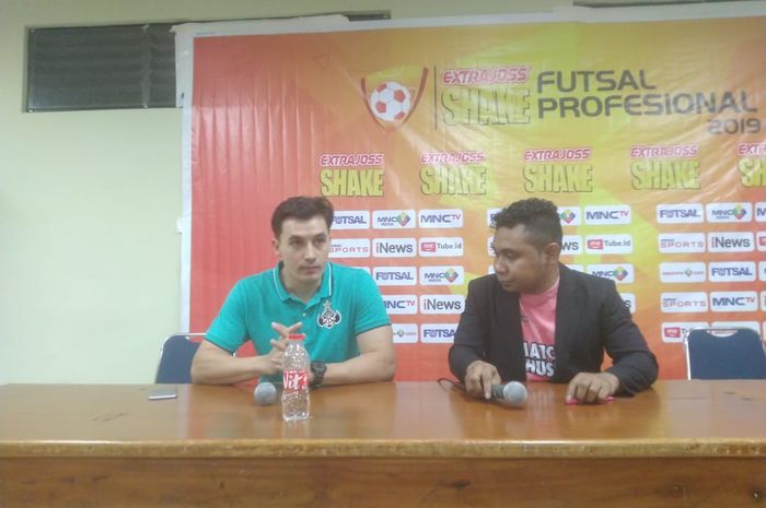 Pelatih Black Steel, Yori van der Torren, memberikan komentar saat jumpa pers pasca laga kontra Vamos FC Mataram di GOR UNY, Minggu (31/3/2019).