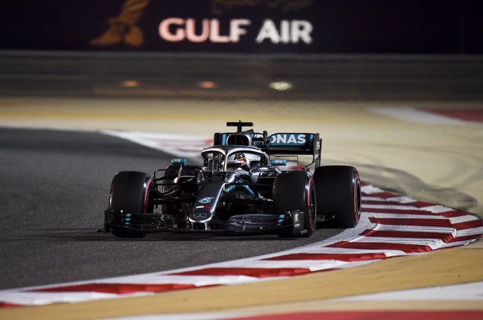 Lewis Hamilton (Mercedes) saat melintas di Sirkuit Sakhir pada sesi balapan F1 GP Bahrain 2019, Minggu (31/3/2019)