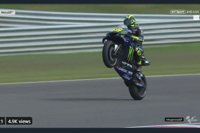 Pembalap veteran Yamaha, Valentino Rossi, merayakan hasil runner up di MotoGP Argentina 2019, Minggu (31/3/2019).