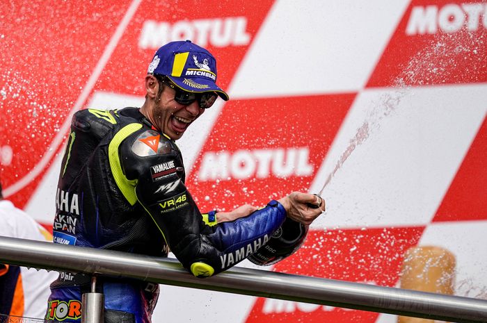 Pembalap Yamaha, Valentino Rossi, merayakan pencapaiannya finish di peringkat kedua MotoGP Argentina 2019, MInggu (31/3/2019).